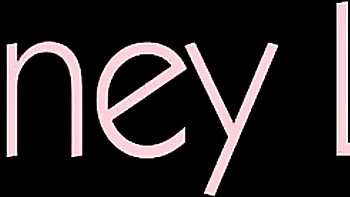 Tgirl fofa se masturba com bunda grande e peitos pequenos