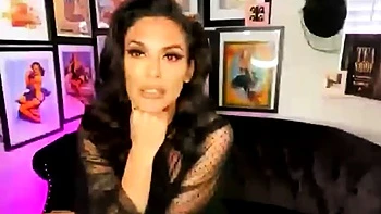 Domino Presley se masturba y acaba con una gran eyaculación en el sofá