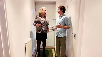 Camilla mûre baise son jouet avec un creampie