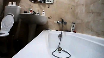 Milf morena exibe sua bunda linda em close-up