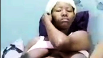 Mulher africana grávida e bbw se masturba com peitões