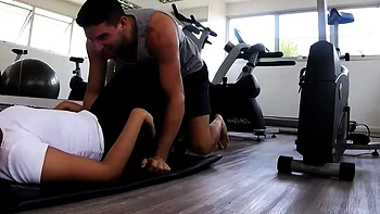 Adolescente brasileña follada y chupada en el gimnasio