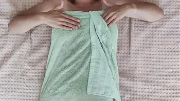 Solo play with saggy tits with stretch marks 4k