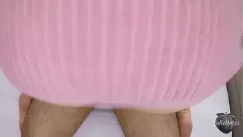 Branquinha rabuda mostrando que sabe sentar gostoso em um pau grande