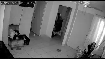 sorprendo a mi sobrina detras de la puerta masturvandose y me toca