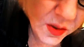 Зрелая рыжая с большими сиськами в вебкаме