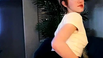 Zierliche Alice White strippt solo auf OnlyFans