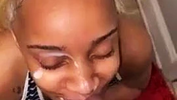 Ebony bläst und wird doggy in den Arsch gefickt