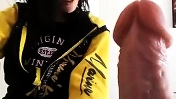 Аматорская подросток дрочит игрушками крупным планом зад