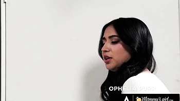 Jessica Ryan et Ophelia Purr en soumission lesbienne de belle-fille