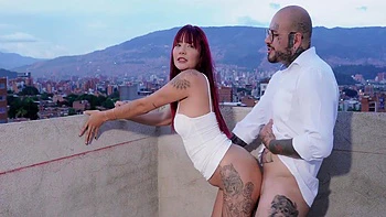 El obrero no pudo resistirse y montó mi polla