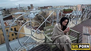 Brune baise son demi-frère dans toutes les pièces de la maison