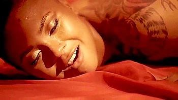 Brünette Ebony Milf mit fettem Schwanz gefickt