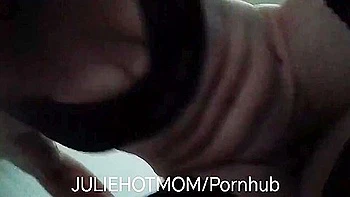 Le beau-fils défonce son cul brutalement avec grosse queue