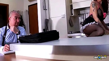 Milf Roberta Farnese en trio anal con polla profunda