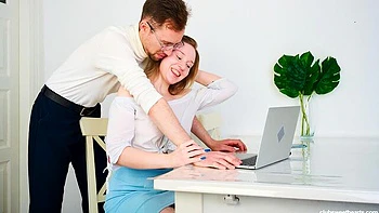 Длинноволосая красотка сосет большой член и дрочит