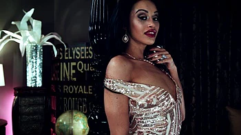 Gia se fait baiser la chatte après un fisting fou