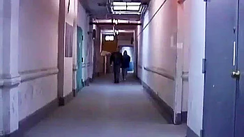 Dominatrices lesbiennes dans donjon BDSM aux grosses fesses