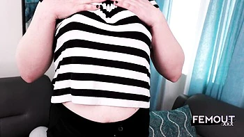 Jolie trans Marceline se branle avec ses petits seins