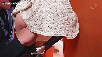 Sexy asiatische Brünette in Spitze küsst und fickt leidenschaftlich