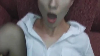 Angel la rêveuse se fait creampie en jupe cuir