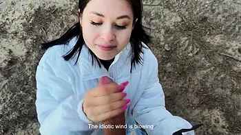 Подросток брюнетка Скай Вуд сосет огромный член на улице с видом от первого лица