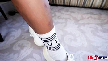 Милая транс-девочка мастурбирует одна