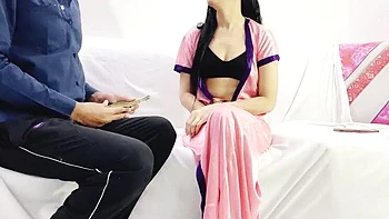 Sirviente Ramu folla a la señora perrito y la llena de leche