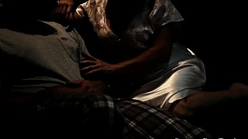 Maman enceinte en satin se fait baiser fort