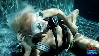 Big-Tit Babe Masturbates Underwater