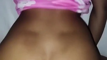 La novia india peluda de mi amigo me chupa la polla