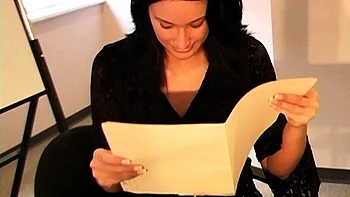 Джесси, подросток-блондинка, мастурбирует с игрушками в POV