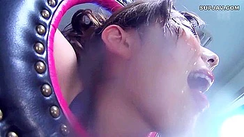 Madrastra asiática con tetas grandes hace striptease y folla en grupo