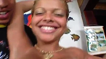 Rubia latina recibe felaciones duras, cowgirl y perrito