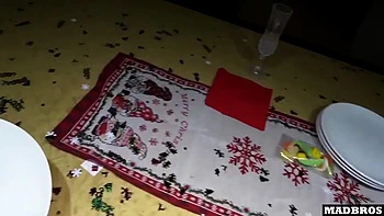 Zwei blonde Stiefmütter werden unter dem Weihnachtsbaum anal gefickt und dp gefickt