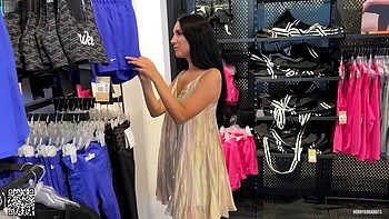 Heiße deutsche Freundin testet Lovense Vibrator im Auto draußen