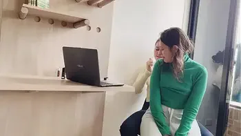 Mi jefe me enseña a usar lubricantes y me toca la vagina con ellos!