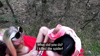 Kitten zieht aus, leckt Muschi und fickt draußen