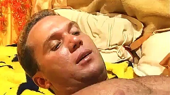 Brunette gostosa geme enquanto cavalga e é fodida