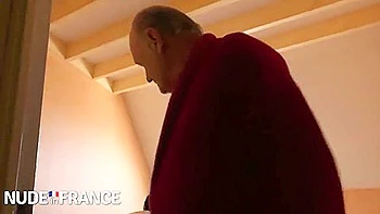 Азиатская горничная кончает с французским стариком