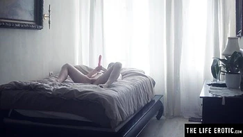 Horny milf with nipple piercings cums on triple vibe