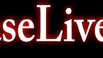 Madurita pelirroja Charlee Chase se masturba y toca su coño