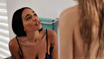 Lesbianas follando en el baño - tijereteo en blanco y negro