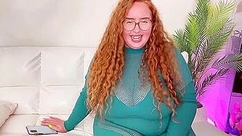 Потная мачеха трахается и кончает в жопу в раздевалке спортзала