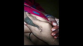 Bhabi indienne chaude presse ses seins lactants en POV