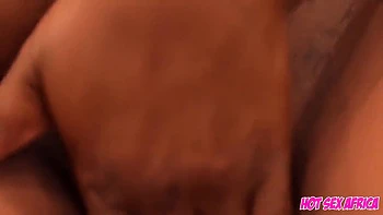 Ebony Dreier mit großem Schwanz, Titten & Blasen