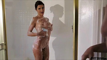 Душевая ебля: брюнетка с титьками, минет и трах сзади