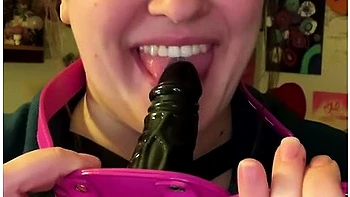 Brune BBW s’entraîne avec 4 énormes godemichés