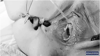 Мой первый раз: моча и струйный оргазм с растянутой киской