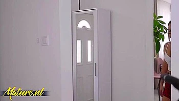 Irina Cage fodendo com brinquedos e lesbianas peludas